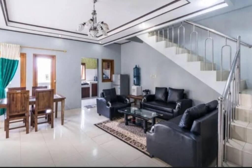 Villa Mutiara Citra Puncak Bu Eva Sampal Kültér fotó