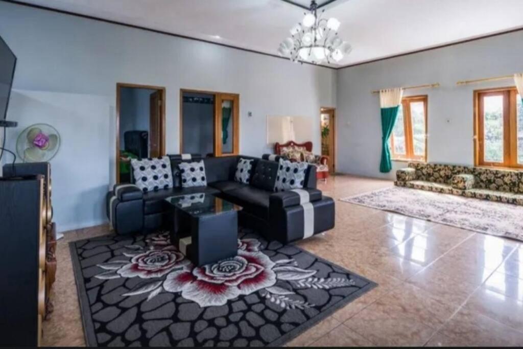 Villa Mutiara Citra Puncak Bu Eva Sampal Kültér fotó