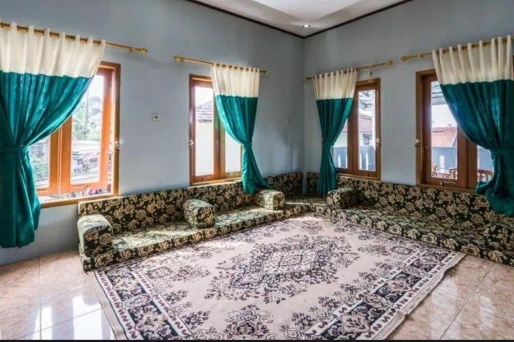 Villa Mutiara Citra Puncak Bu Eva Sampal Kültér fotó