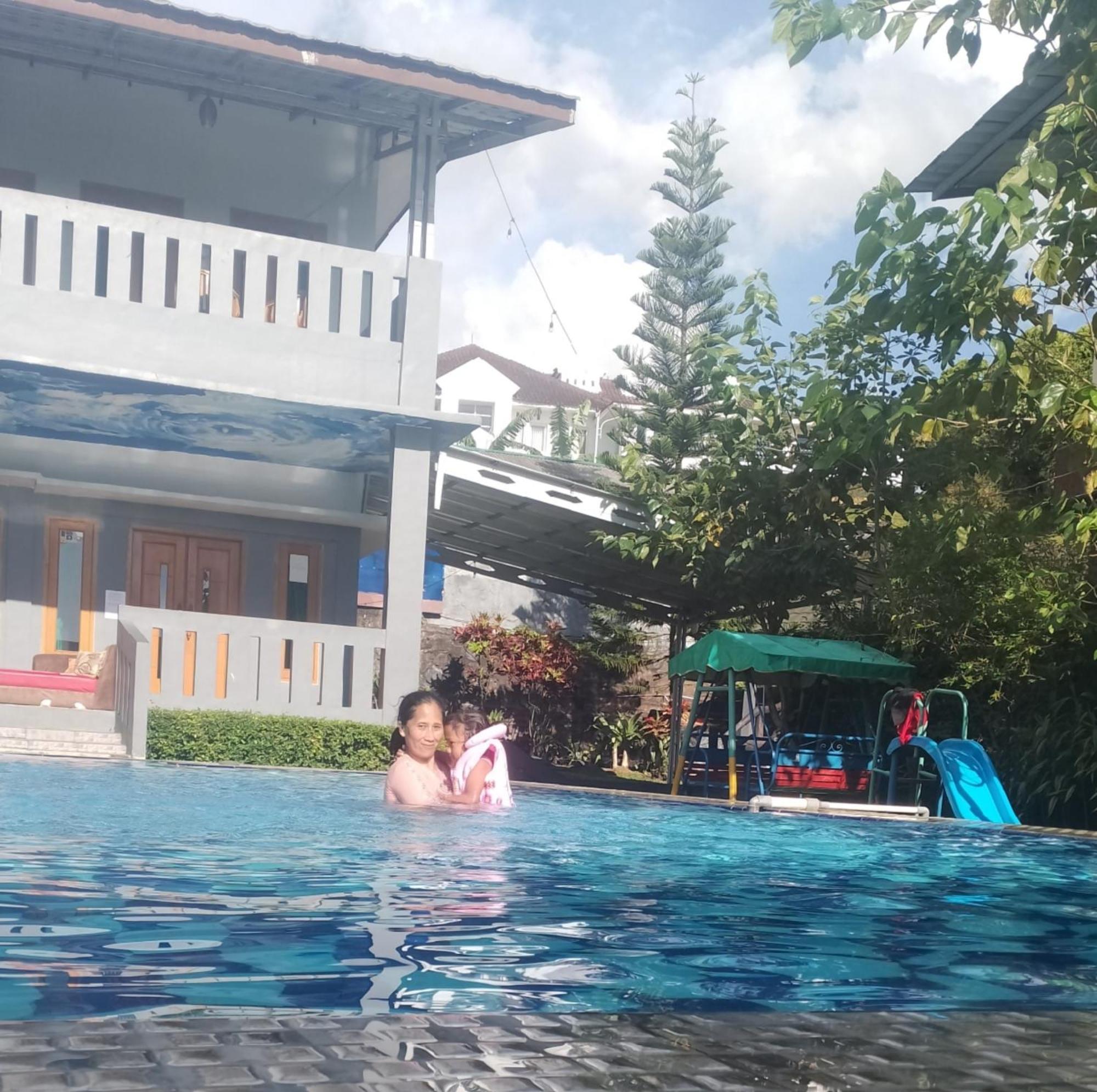 Villa Mutiara Citra Puncak Bu Eva Sampal Kültér fotó