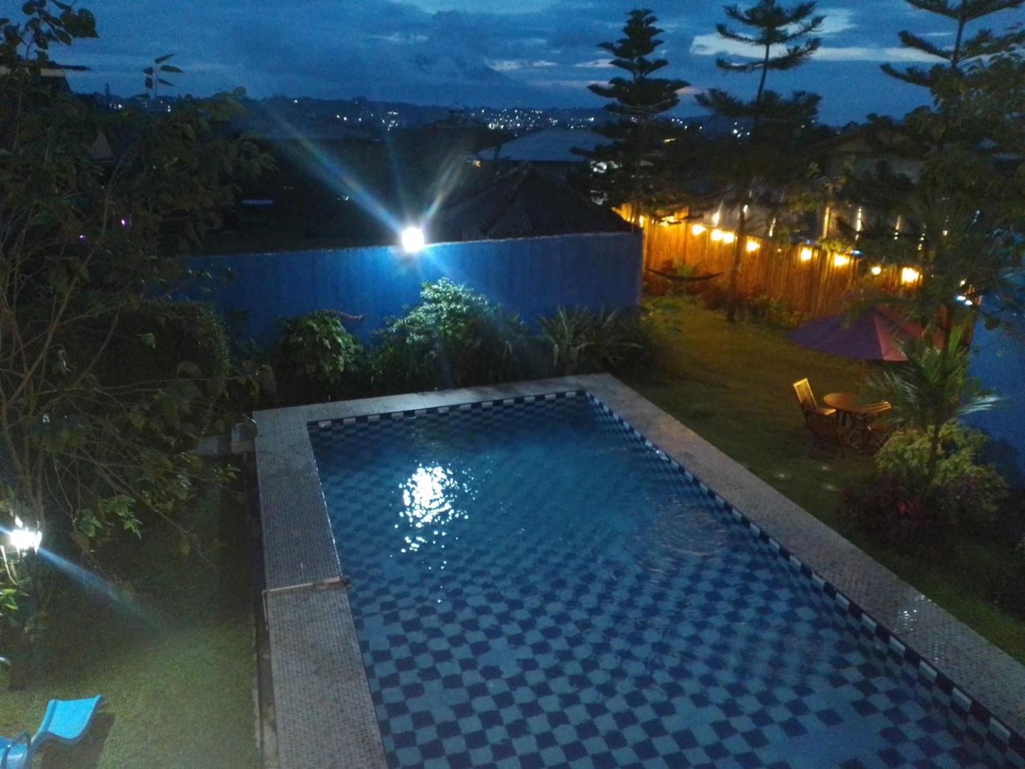Villa Mutiara Citra Puncak Bu Eva Sampal Kültér fotó